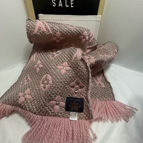 Louis Vuitton Wool Scarf in Pink, preloved. - Picture 8 of 11